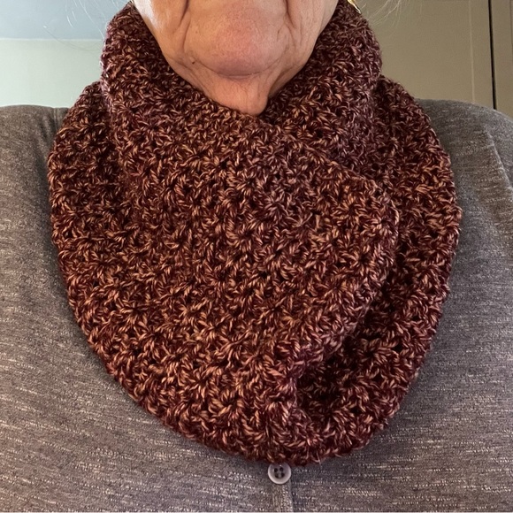 Handmade Crochet Woman/Girls Beanie and Infinity Scarf Set NEW - Picture 3 of 7